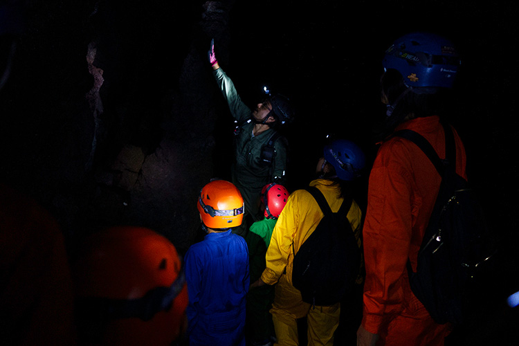 氷の洞窟探検ツアーの様子
